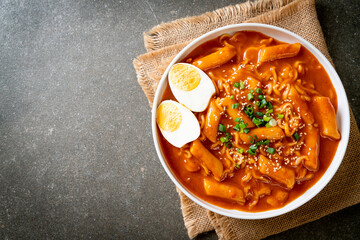 Korean instant noodle and Tteokbokki in Korean spicy sauce - Rabokki