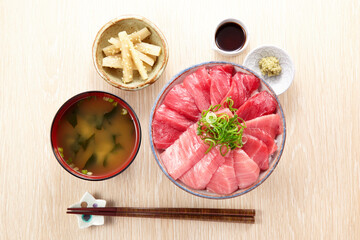 マグロ丼　中トロから赤身の美味しそうな定食の俯瞰