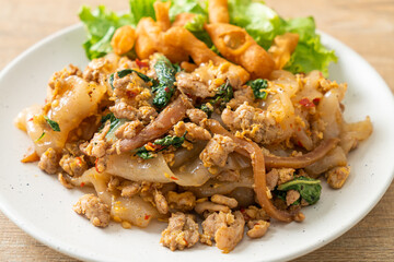 Stir-fried noodle with minced chicken and basil