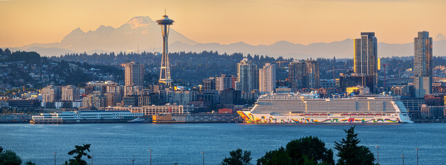 High Resolution Seattle Panorama With Mount Baker and Elliot Bay with an Anchored Cruise Ship at Sunset - obrazy, fototapety, plakaty