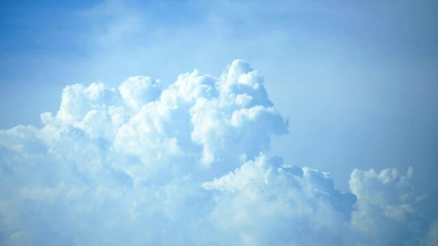 真っ青な夏空に浮かぶ積乱雲 4K UHD