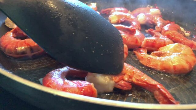 Garnelen in der Pfanne mit Petersilie und Knoblauch