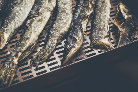 The process of preparing dried fish with an automatic dryer at home.