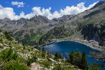 Fototapeta na wymiar Lac et montagne du massif du Neouvielle dans les Pyrénées