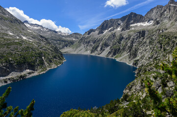 Obraz na płótnie Canvas Lac et montagne du massif du Neouvielle dans les Pyrénées