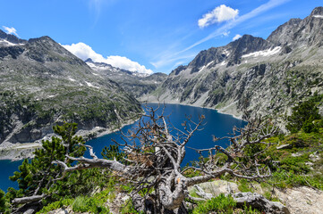 Lac et montagne du massif du Neouvielle dans les Pyrénées