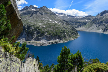 Naklejka na ściany i meble Lac et montagne du massif du Neouvielle dans les Pyrénées