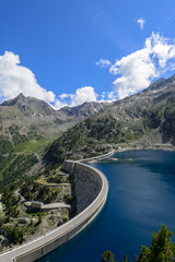 Obraz na płótnie Canvas Lac et montagne du massif du Neouvielle dans les Pyrénées