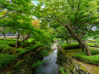 小川が流れる日本庭園
