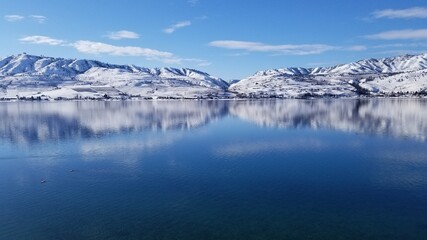 Fototapeta na wymiar lake in the winter mountains