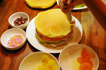 手作りのフルーツたくさんのパンケーキ