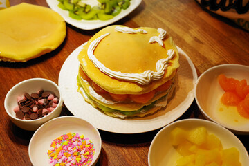 手作りのフルーツたくさんのパンケーキ