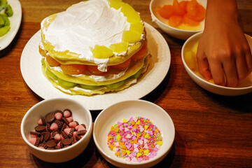 手作りのフルーツたくさんのパンケーキ