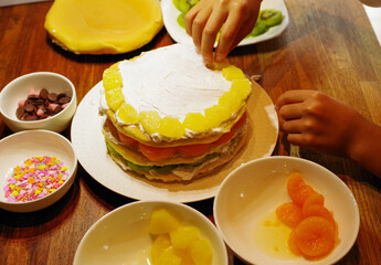 手作りのフルーツたくさんのパンケーキ