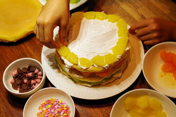 手作りのフルーツたくさんのパンケーキ