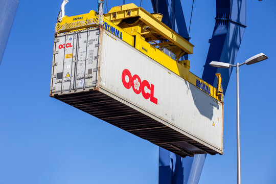 Ein Container von OOCL Orient Overseas Container Line wird im Hafen von Mannheim (Deutschland) verladen