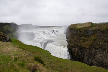 Der Gullfoss ist ein Wasserfall des Flusses Hvítá in Haukadalur im Süden Islands. Das Wasser des...