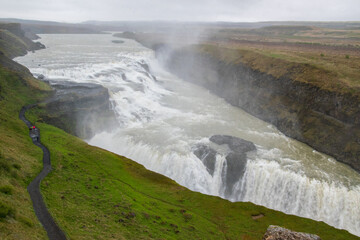 Der Gullfoss ist ein Wasserfall des Flusses Hvítá in Haukadalur im Süden Islands. Das Wasser des Hvítá-Flusses entspringt vom Gletscher Langjökull
