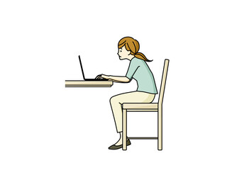 ノートパソコンを使っている猫背の女性