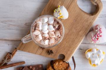 Obraz na płótnie Canvas Hot drink with marshmallows on a wooden table.