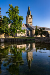 Obraz premium Paderborn Hoher Dom Bischofssitz Deutschland Katholische Kirche Westturm Glocken Denkmal Attraktion Erzbistum Perspektive Hasenfenster Krypta Sehenswürdigkeit St. Kilian Paderquelle romanik Gotik 
