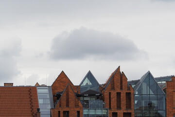 Dachy Gdańska na tle pochmurnego nieba, Polska