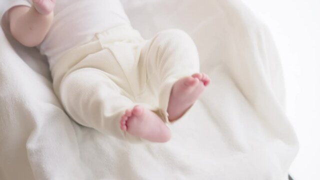 ベビーベッドに寝る赤ちゃん　スローモーション
