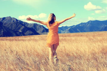 Fototapeta premium mountains travel field girl, freedom and happiness concept active