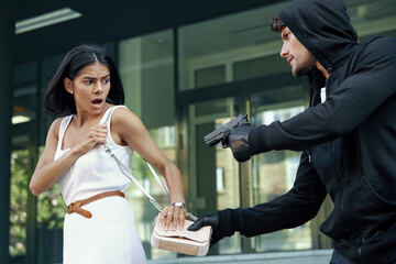 Robber want to steal handbag of frightened girl