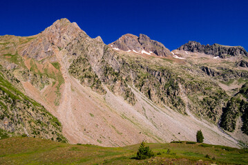 Montañas rocosas en un paisaje alpino de cielo azul
