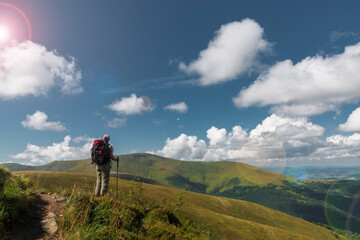 Obraz premium Woman on the hiking trail in the Carpathian mountains.