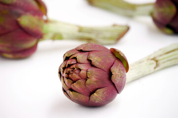 Obraz premium Fresh articjoke close up on vegetables backgrounds.