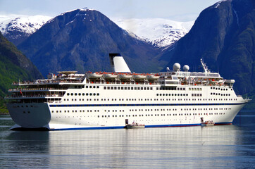 Kreuzfahrt in die Fjorde von Norwegen bei Flam - Landscape cruising with classic luxury cruiseship...