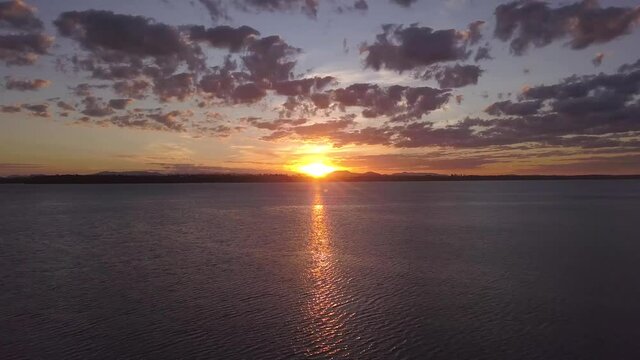 P&ocirc;r do sol na Lagoa Nova. Linhares, Esp&iacute;rito Santo, Brasil.