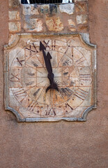 Fototapeta na wymiar Uhr an der Kirche in Roussillon