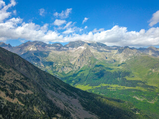 Fototapeta na wymiar Incredible picture of the mountains of Pyrenees National Park.