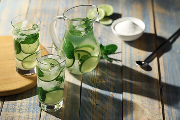Jarra de mojito com copos e ingredientes da receita compondo 