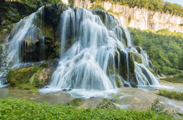 La cascade de Baume-les-Messieurs est une chute d'eau du ruisseau du Dard, remarquable pour ses...