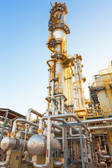 View of a gas refinery plant illuminated at dusk. - obrazy, fototapety, plakaty