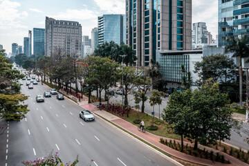Vista aérea da ciclofaixa da Avenida Faria Lima, no bairro da Vila Olímpia, São Paulo, Brasil.