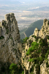 Fototapeta na wymiar Picos de roca caliza en Los Almeces, Sierra de Ricote (Ricote, Murcia, España).
