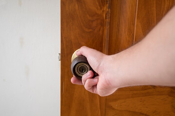 Abriendo puerta de madera
