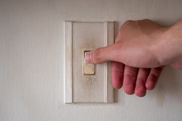 Mano presionando el interruptor de la luz
