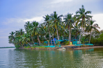 Obraz premium Small island with coconut palms