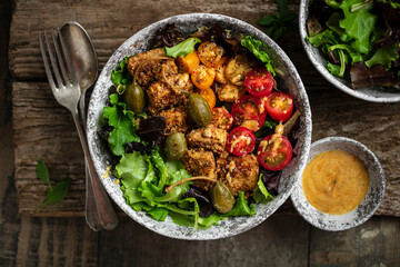Buddha bowl salate tomate et tofu