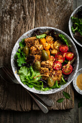 Buddha bowl salate tomate et tofu