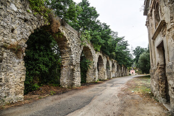 Fototapeta na wymiar Antico acquedotto romano a Spilinga