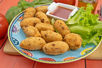 beignets de morue dans une assiette