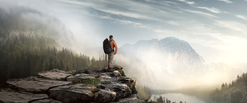 Wanderer in Berglandschaft genießt den Sonnenaufgang