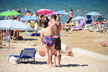 vacances loisir plage soleil été Espagne Salou Catalogne mer sable couple ambre solaire crème...